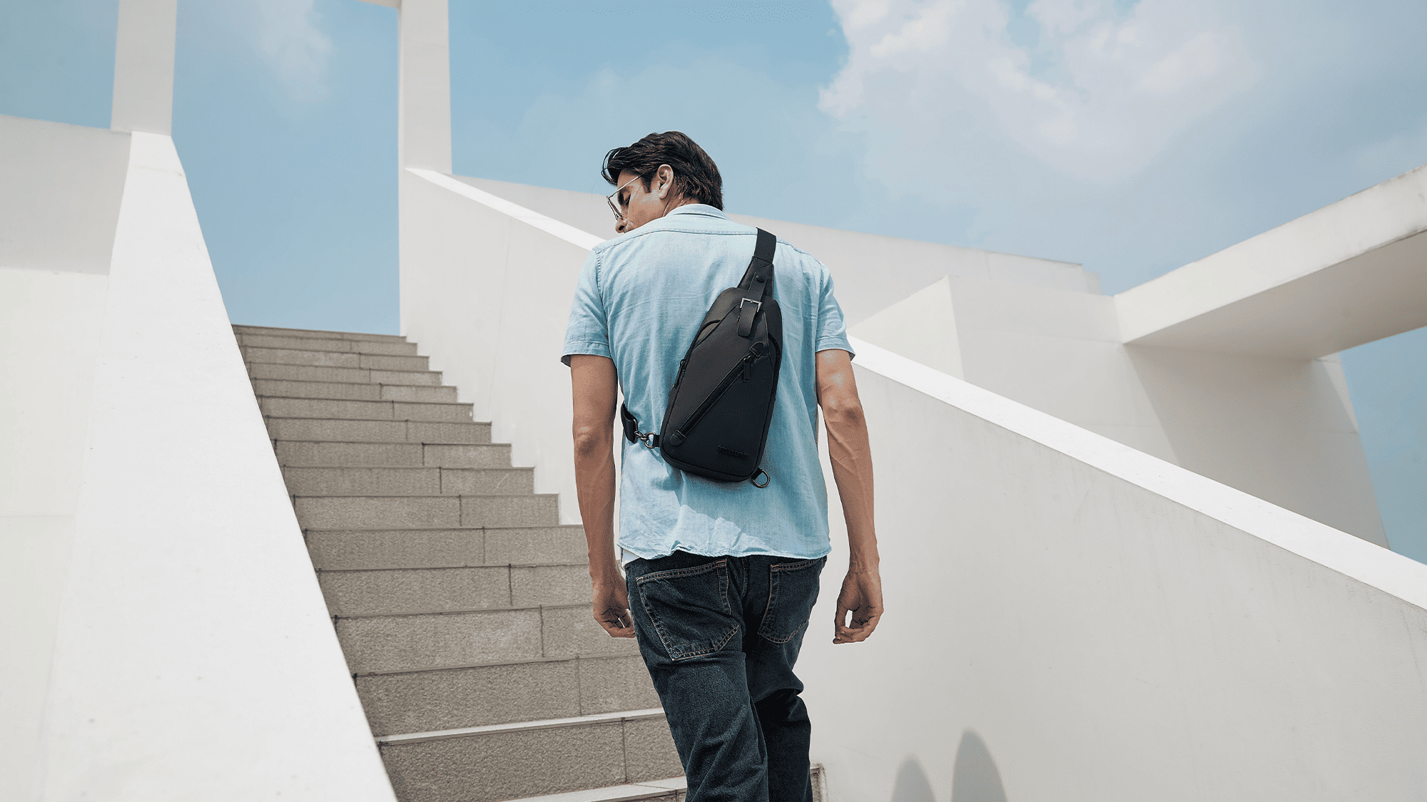 sling bag pria premium dengan desain modern dan minimalis