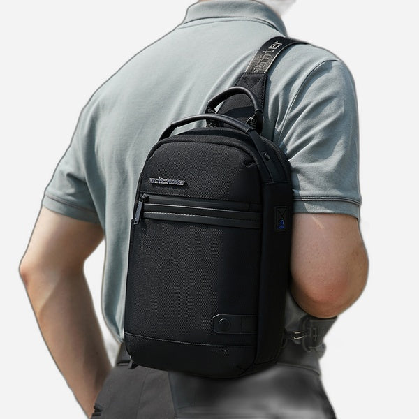 Arctic Hunter XB00141 Slingbag Waterproof dengan model dibelakang