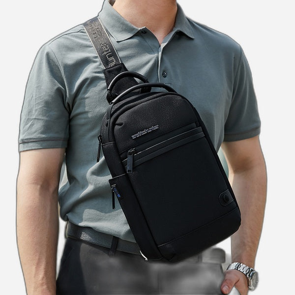 Arctic Hunter XB00141 Slingbag Waterproof dengan model didepan